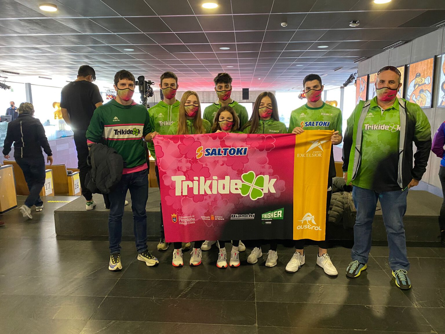 La escuela de triatl&oacute;n de Saltoki Trikideak recibe en el COE el m&aacute;ximo reconocimiento de la Federaci&oacute;n Espa&ntilde;ola